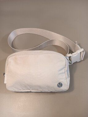 lululemon athletica Everywhere Belt Bag nylon waist belt fanny pack sports bag